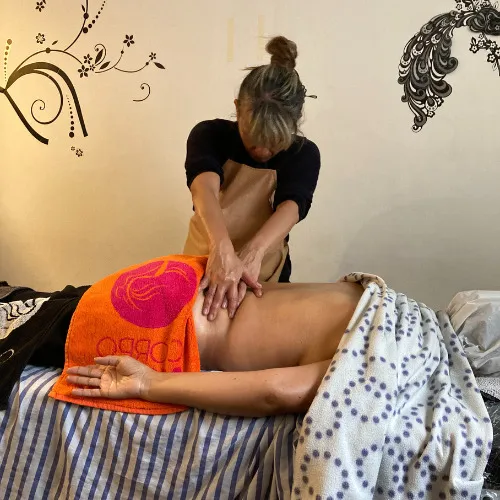 El Spa Ayurvédico ofrece terapias personalizadas con hierbas y aceites, promoviendo equilibrio y bienestar integral.